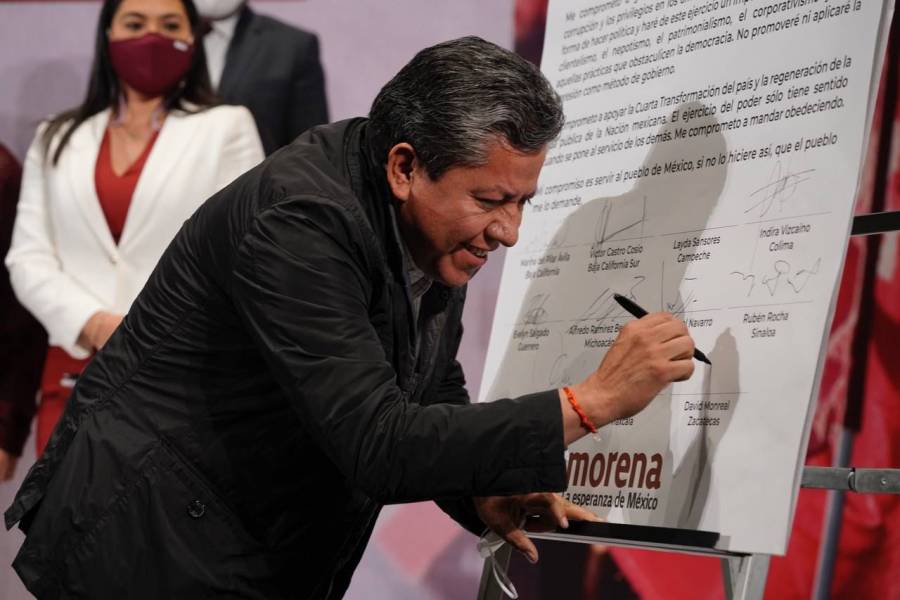 Firma David Monreal carta compromiso con la Cuarta Transformaci&oacute;n