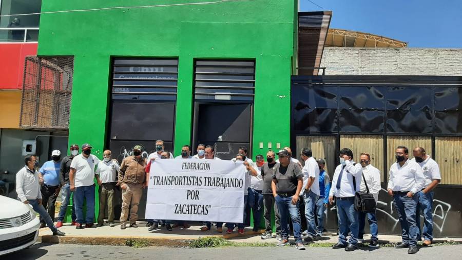 Reclaman taxistas 39 concesiones prometidas por Tello