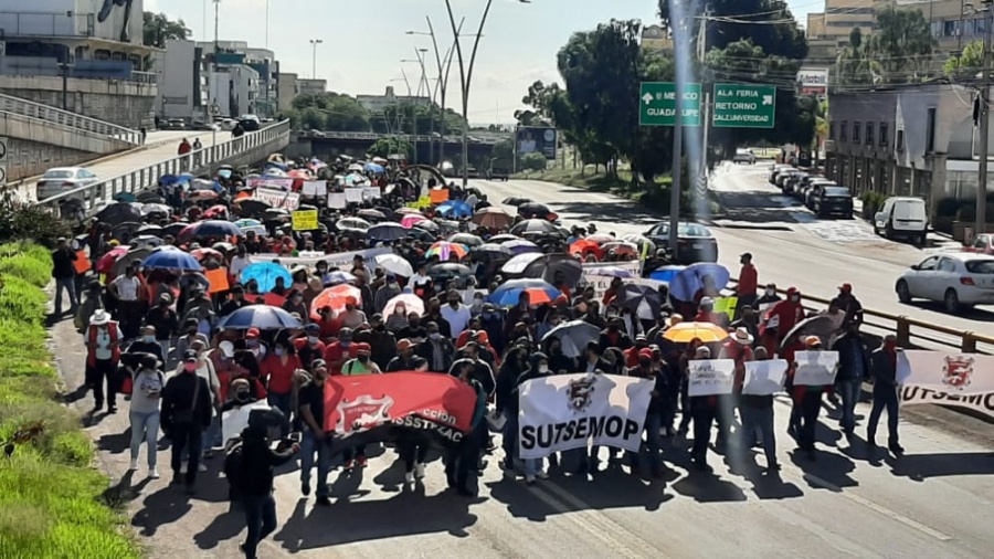 Inconformes por falta de pago marchan de nuevo