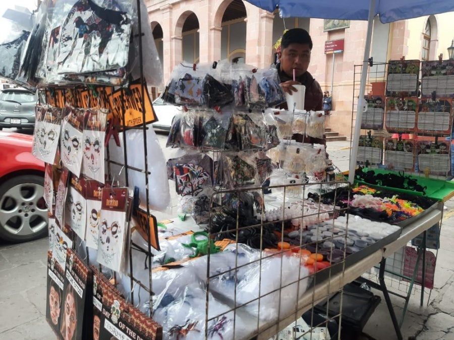 Preparan comerciantes celebración de Fieles Difuntos
