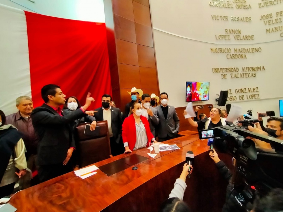 Protestan en cámara local; demandan pagos atrasados