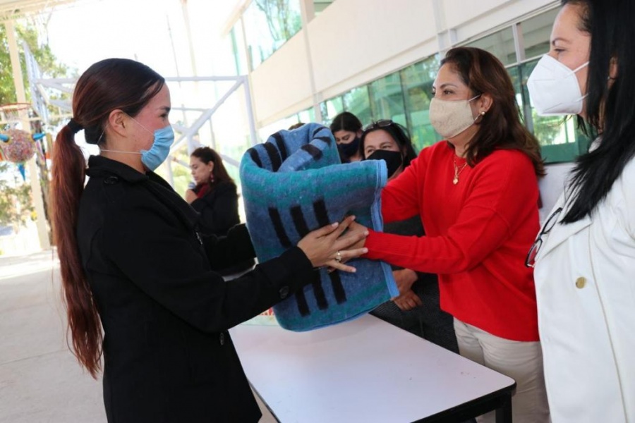 Entrega Sara Hern&aacute;ndez de Monreal est&iacute;mulos a orientadoras