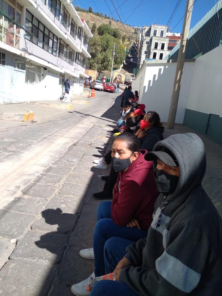Decenas hacen fila para prueba Covid