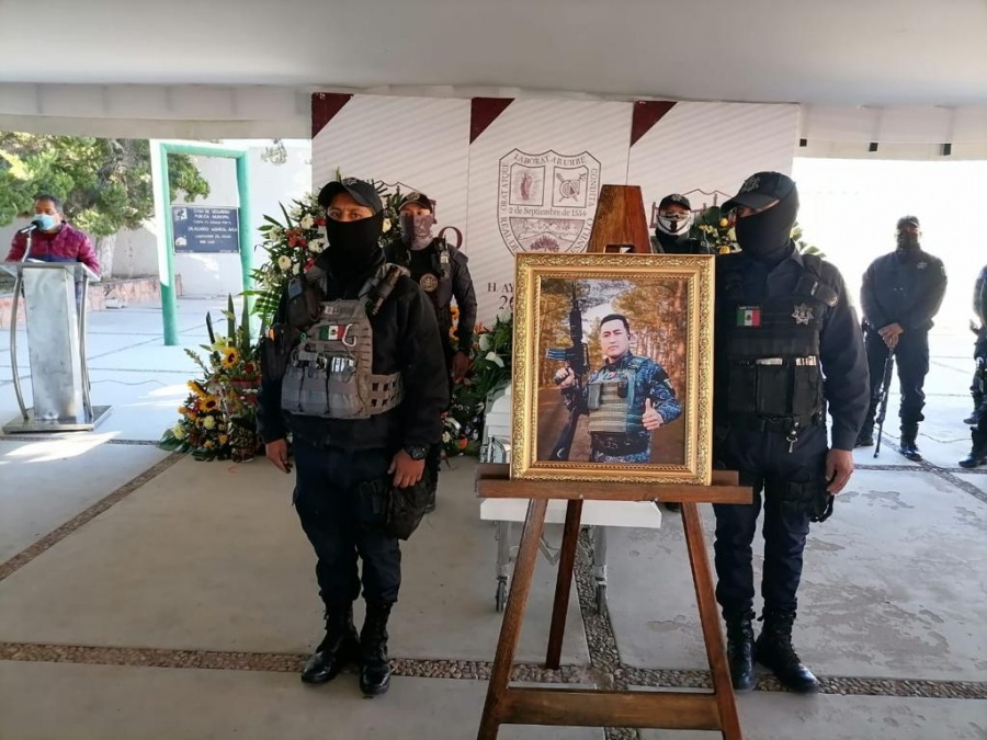 Cuerpo policial rinde homenaje a guardia ca&iacute;do