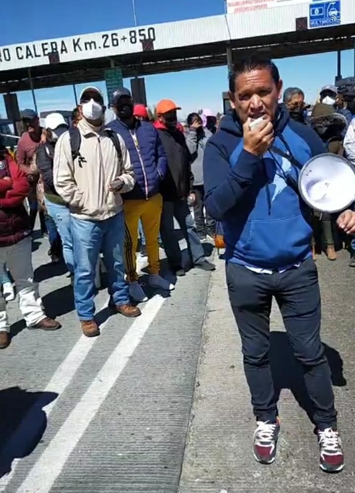 Ante falta de pago, toman maestros casetas de peaje