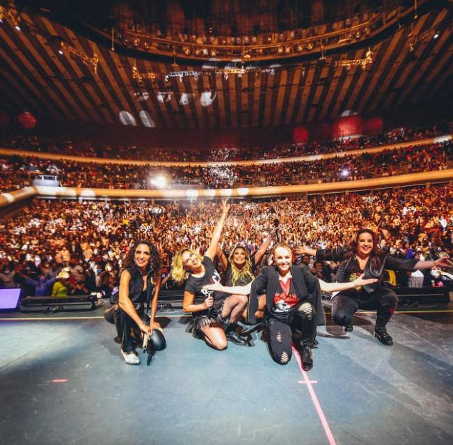 Ilse se cae durante concierto de Flans y “reclama” a sus fans por no agarrarla bien