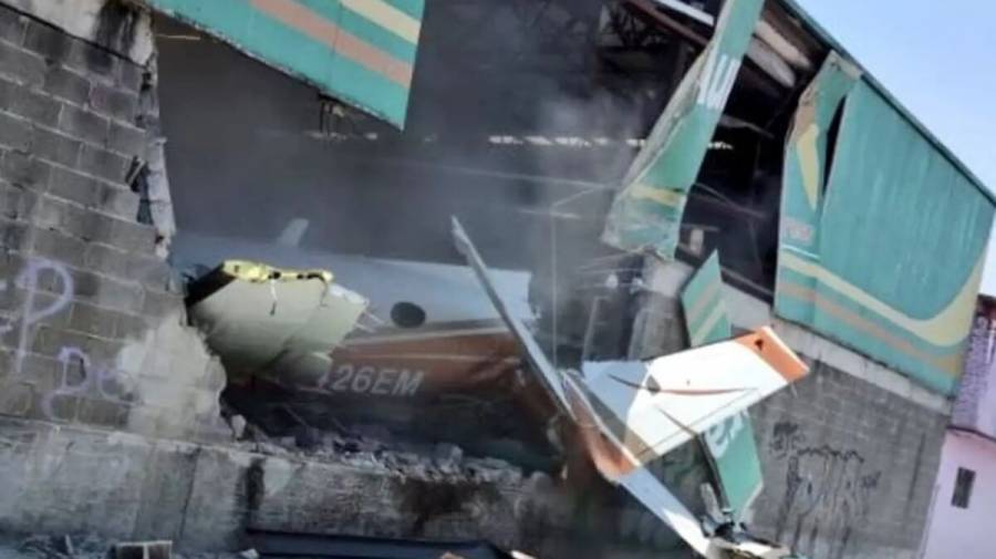Avioneta se estrella en supermercado de Temixco, Morelos