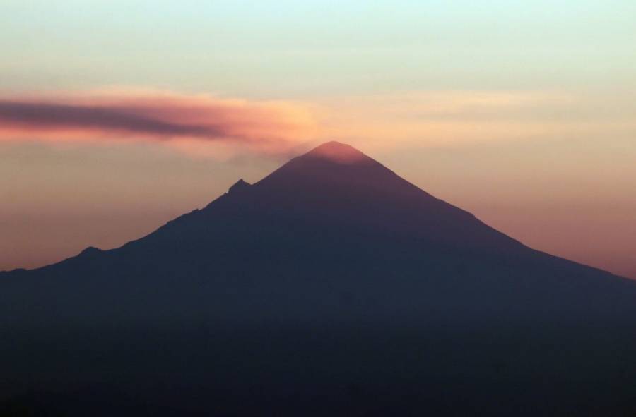 Volc&aacute;n Popocat&eacute;petl sorprendi&oacute; con una explosi&oacute;n la noche del martes