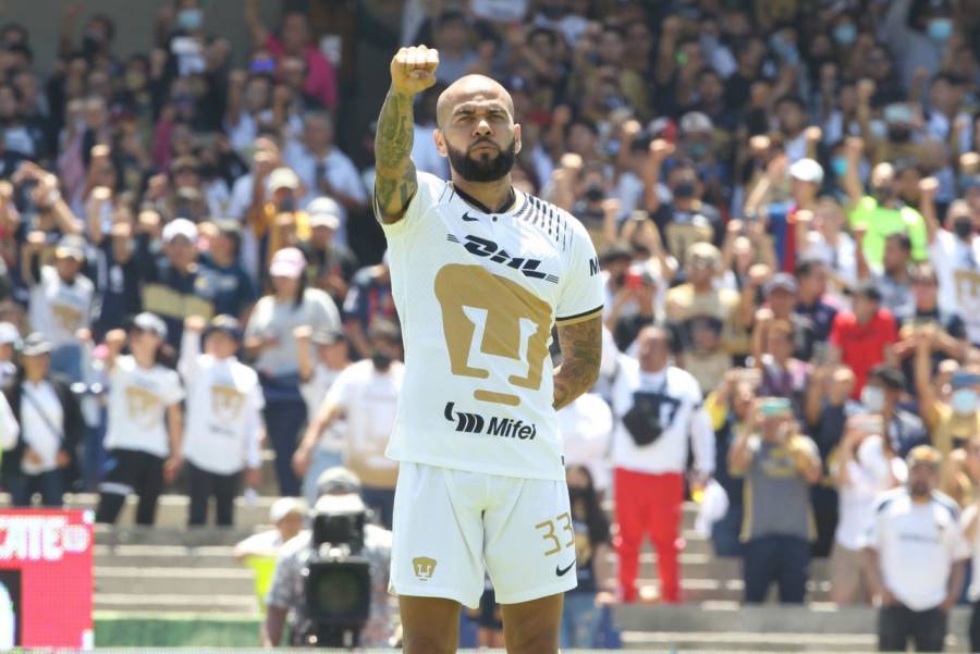 Pumas de Dani Alves se suman a homenajes a Pelé en el fútbol mexicano