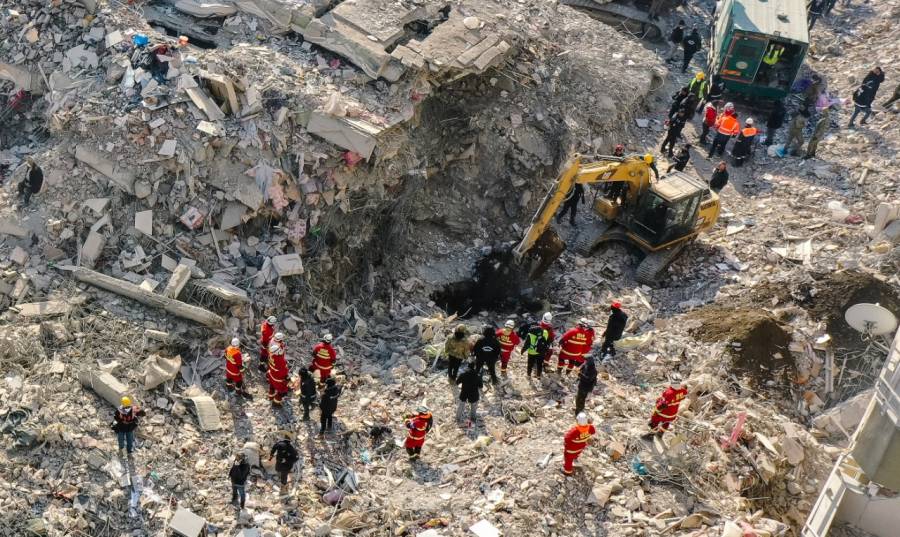Salvadoreños rescatan de los escombros a una mujer y un niño seis días después del terremoto en Turquía