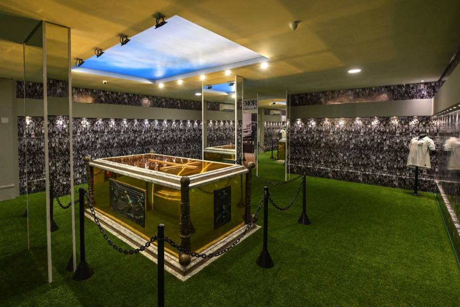 Césped sintético y ataúd dorado: el público descubre por primera vez mausoleo de Pelé