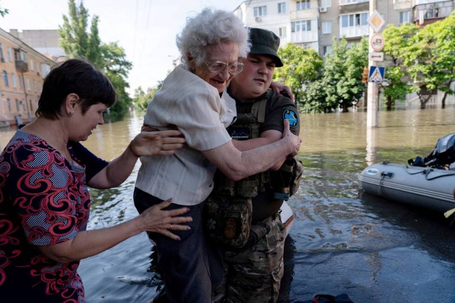 Miles de civiles evacuados de zonas inundadas tras destrucci&oacute;n de represa en Ucrania