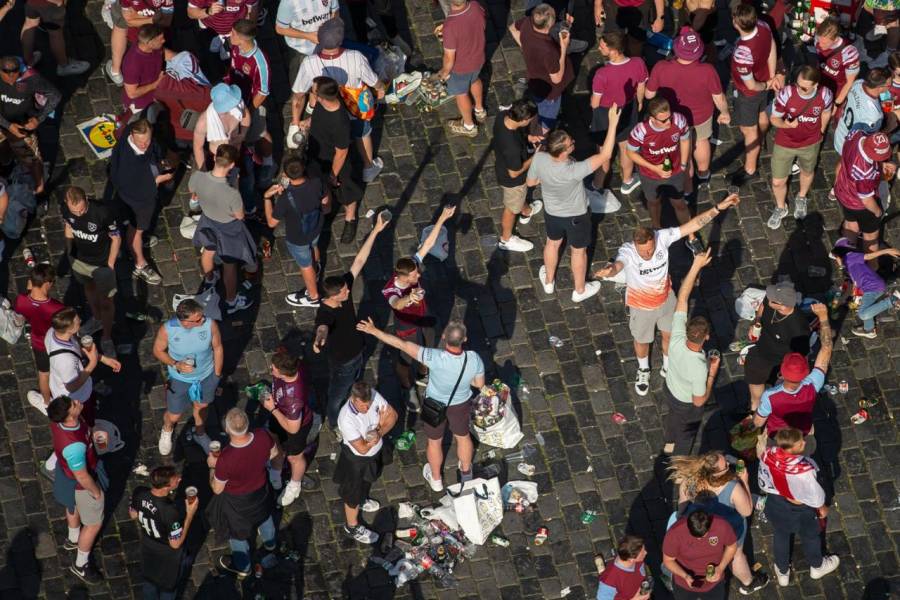 Tres heridos en una pelea entre hinchas antes de la final de la Conference League
