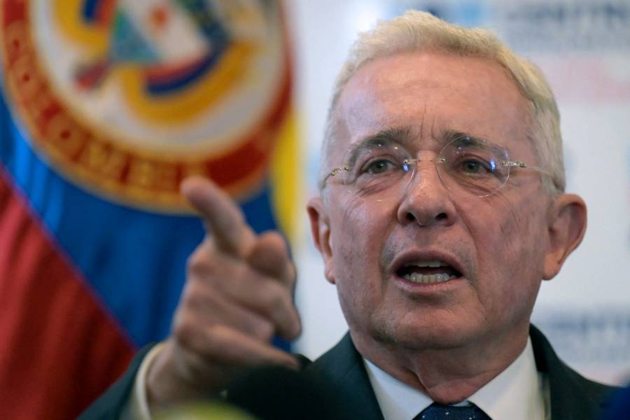 Uribe niega v&iacute;nculos con paramilitares que masacraron campesinos en Colombia