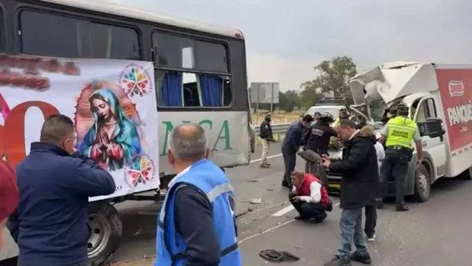 Accidente en la autopista M&eacute;xico-Pachuca involucra a peregrinos y veh&iacute;culo de reparto