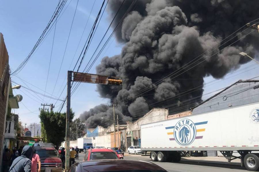Se incendia un taller textil en Ecatepec; advierten riesgo de reavivamiento del fuego