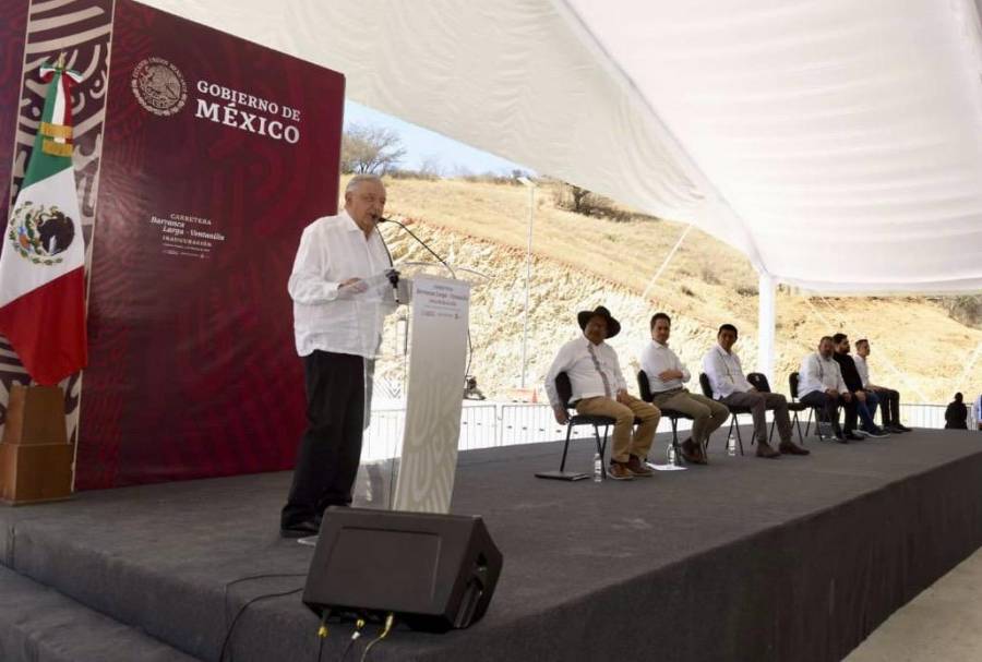 Goboerno compra concesi&oacute;n de carretera Mitla-Tehuantepec a Carlos Slim: AMLO