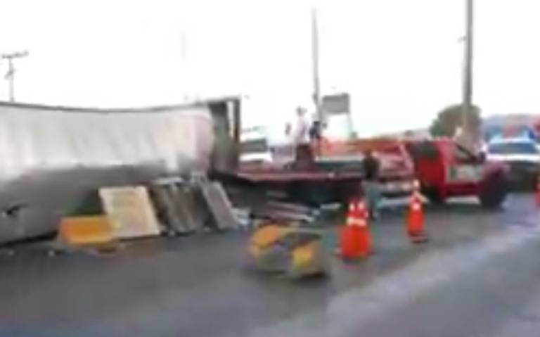 Volcadura de Tráiler Causa Congestión Vehicular en Bordo de Xochiaca, Estado de México