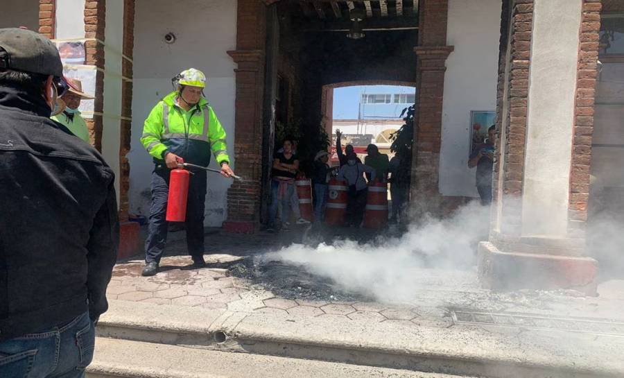 Habitantes bloquean municipalidad en Otumba para exigir ayuda en combate contra incendio forestal