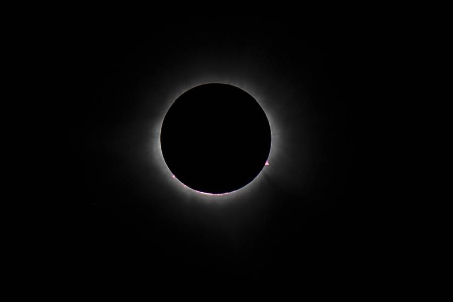 Esto es lo que pasa si grabas un eclipse con tu celular