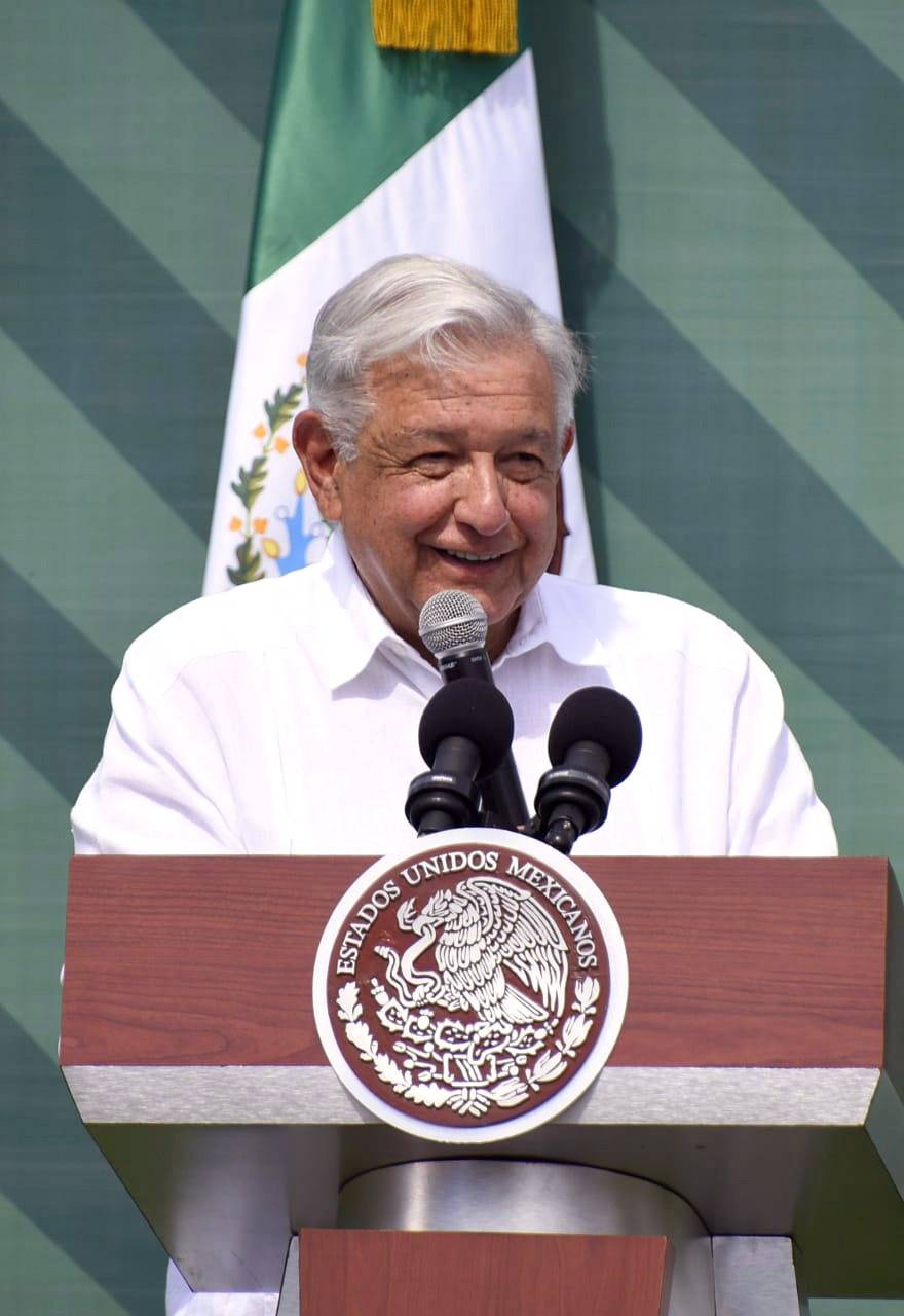 AMLO observa eclipse en Mazatl&aacute;n