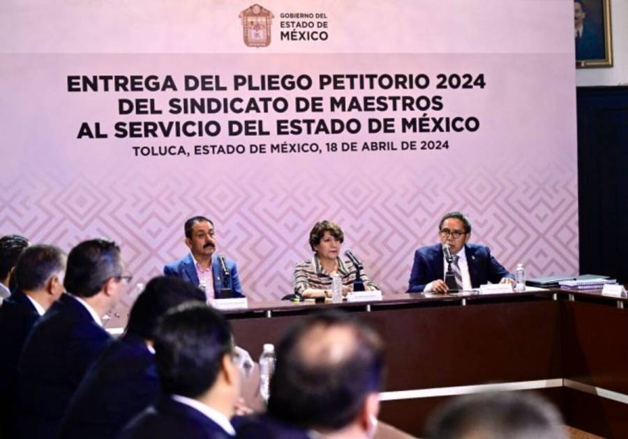 Delfina G&oacute;mez recibe pliegos petitorios del Sindicato de Maestros al Servicio del Edomex