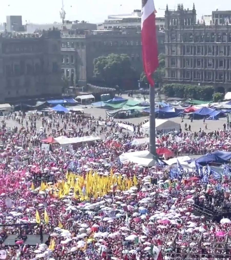 Tras el amparo concedido, se iza la bandera en el Zócalo