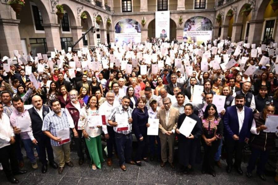 Delfina Gómez entrega 600 documentos agrarios en el Edomex