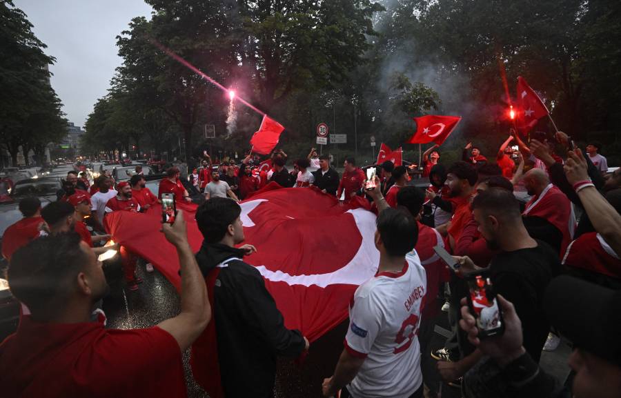 Montella de Turquía saluda su regalo de cumpleaños ante Georgia