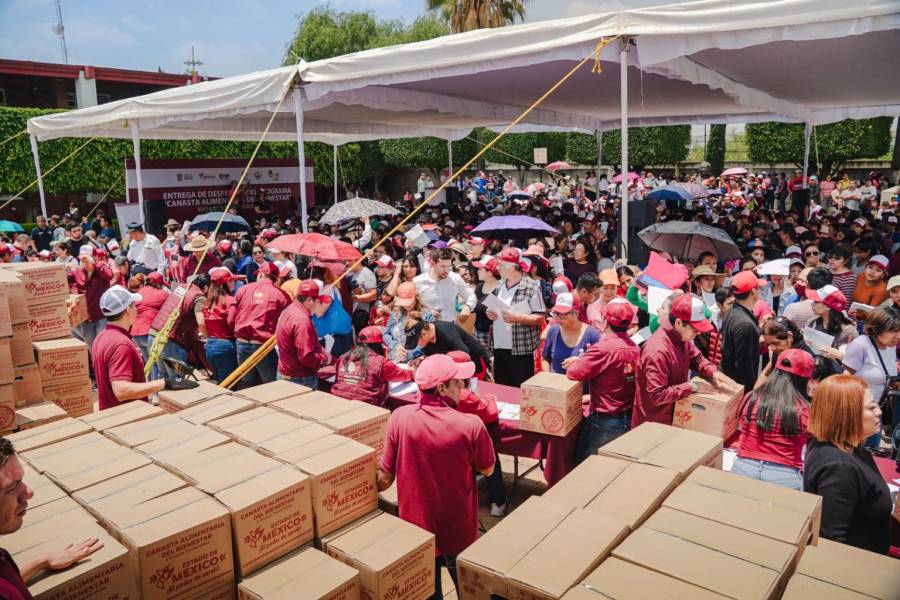 Entregan m&aacute;s de 3 mil canastas alimentarias en Valle de Chalco y Toluca