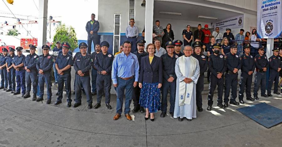 Ang&eacute;lica Moya entrega est&iacute;mulos y equipo a bomberos en su 60 aniversario