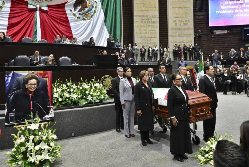 Ifigenia Mart&iacute;nez recibe homenaje de cuerpo presente del Congreso; asiste Delfina G&oacute;mez