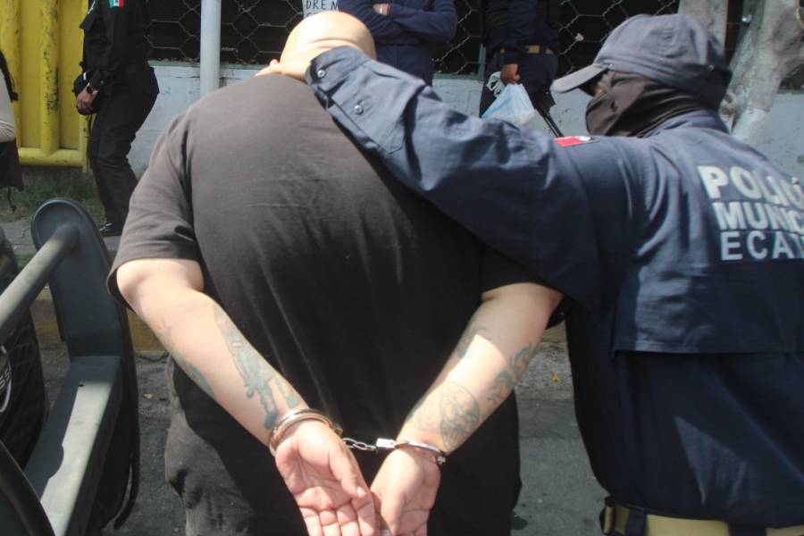 Polic&iacute;a de Ecatepec detiene a conductor con un kilo de coca&iacute;na y arma larga en 