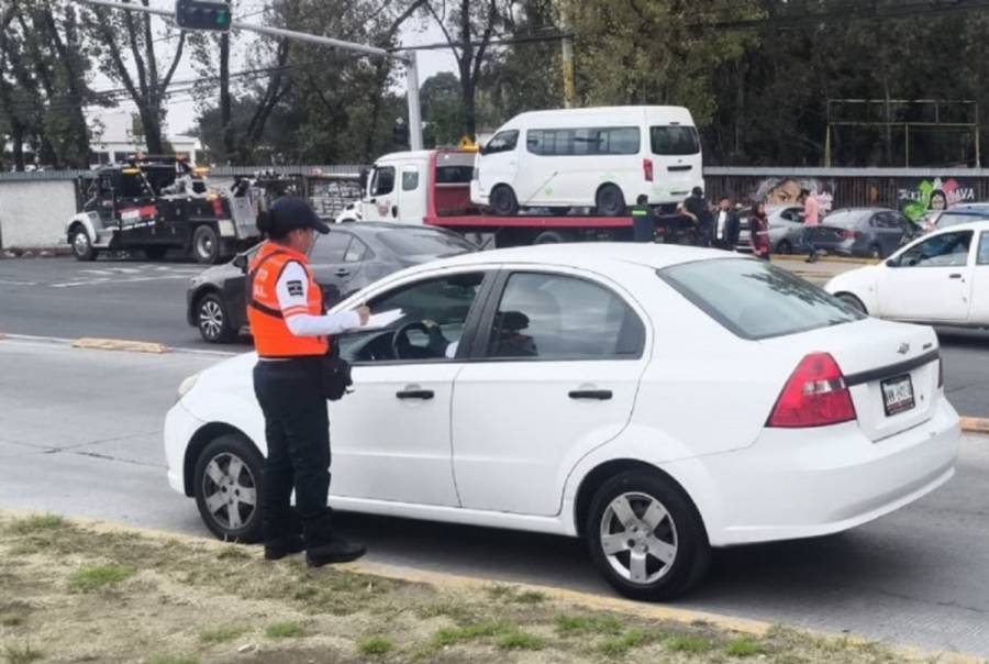 Sancionan a 465 conductores en dos meses por invadir carril del Mexibús