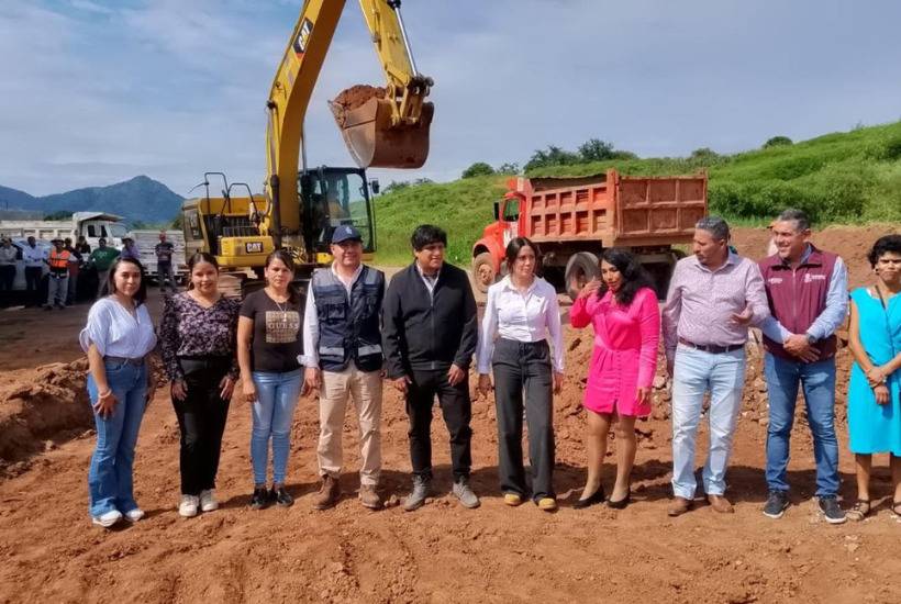 En Luvianos pavimentan calle en beneficio de 30 mil habitantes