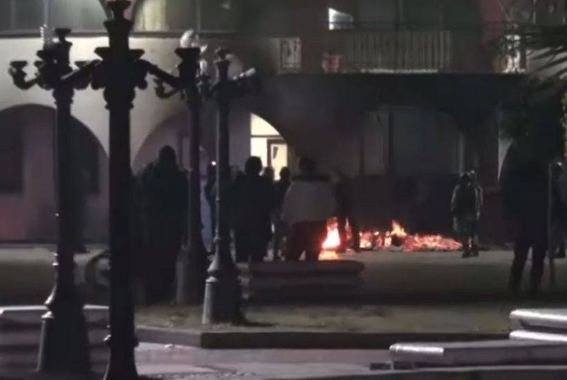 En exigencia de seguridad, pobladores prenden fuego frente a presidencia de Nextlalpan