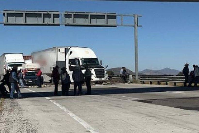 Ejidatarios vuelven a bloquear el Arco Norte; acusan incumplimiento de pagos por sus tierras