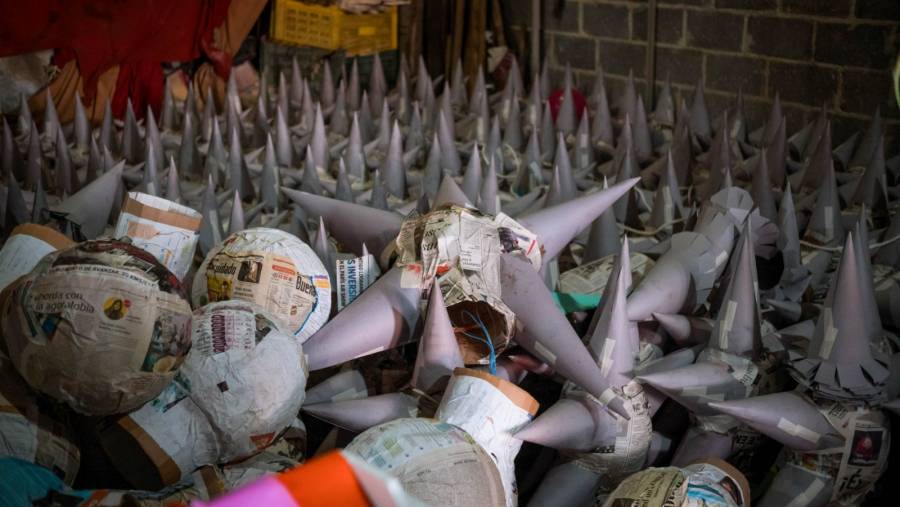 Artesanos del Edomex impulsan tradici&oacute;n de las pi&ntilde;atas
