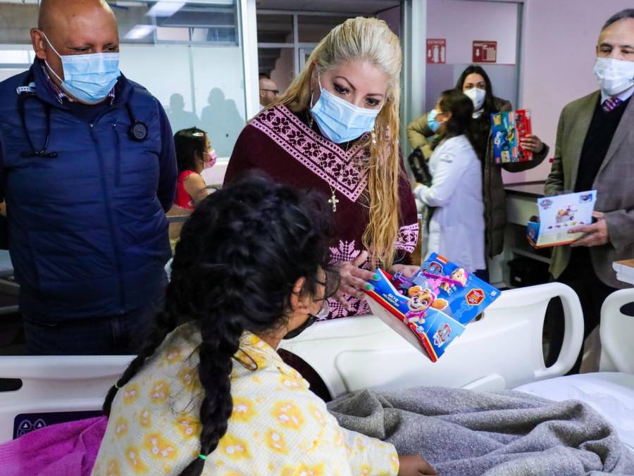Entrega Secretaría de Salud juguetes en unidades médicas con motivo del Día de Reyes