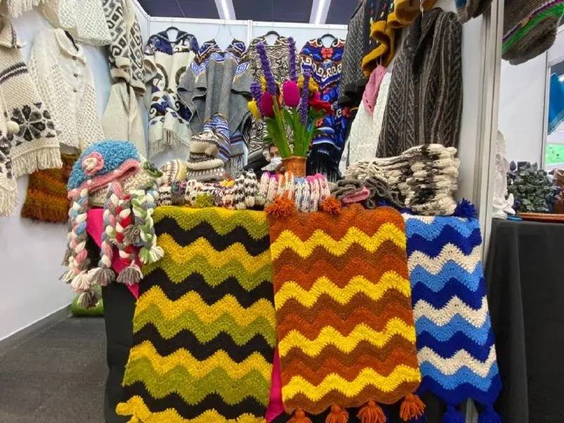 Invitan a protegerse del frío con prendas de lana hechas por mujeres artesanas del Edomex