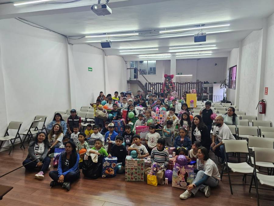 Entrega Junta de Asistencia Privada del EdoMéx juguetes a niñas y niños de escasos recursos en Nezahualcóyotl