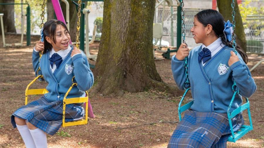 ¡Alumnas de diez! Reconoce Gobierno a 35 mil estudiantes destacadas con becas por 8 mil pesos