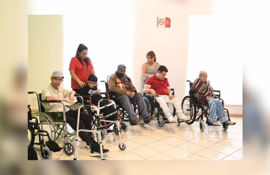DIF Soledad refuerza apoyo a personas con discapacidad con entrega de sillas de ruedas