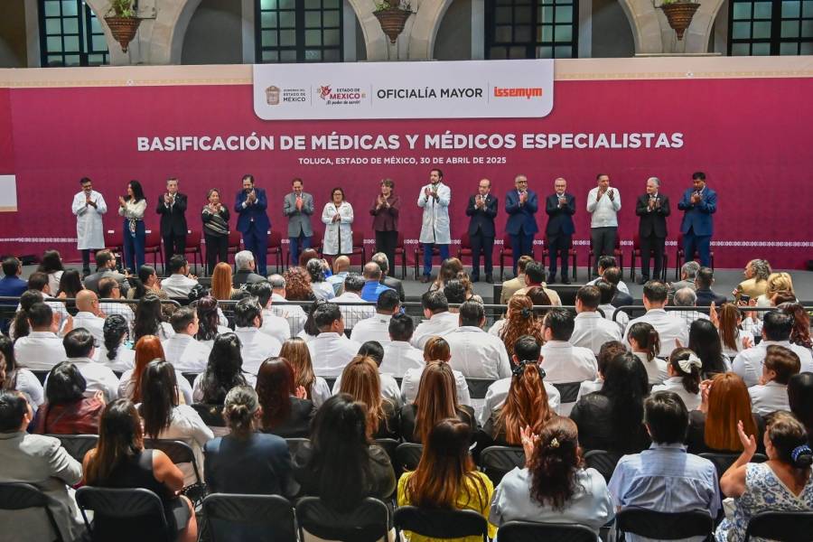 Fortalece Delfina Gómez al ISSEMyM; entrega basificaciones a médicos especialistas en ginecología, pediatría, urgencias, cirugía general y nefrología