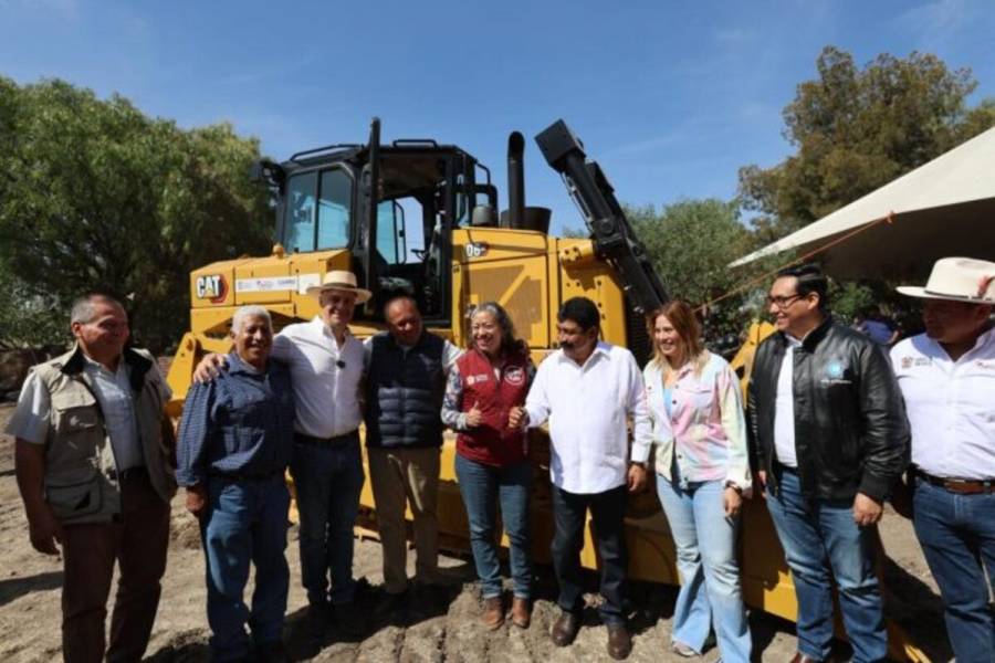 Estrena Texcoco maquinaria otorgada por Delfina G&oacute;mez para obras de infraestructura agr&iacute;cola