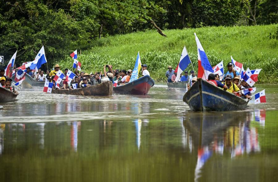 Campesinos protestan en canoas contra nuevo embalse del canal de Panam&aacute;