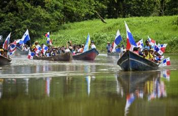 Campesinos protestan en canoas contra nuevo embalse del canal de Panamá