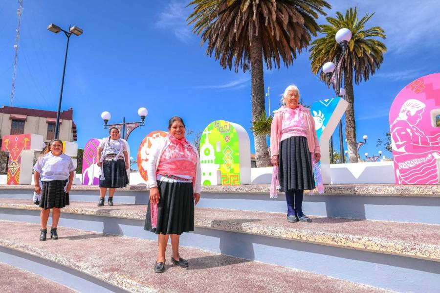 Laura, Gloria y Dulce disfrutan con sus familias de la nueva Plaza Municipal Temoaya