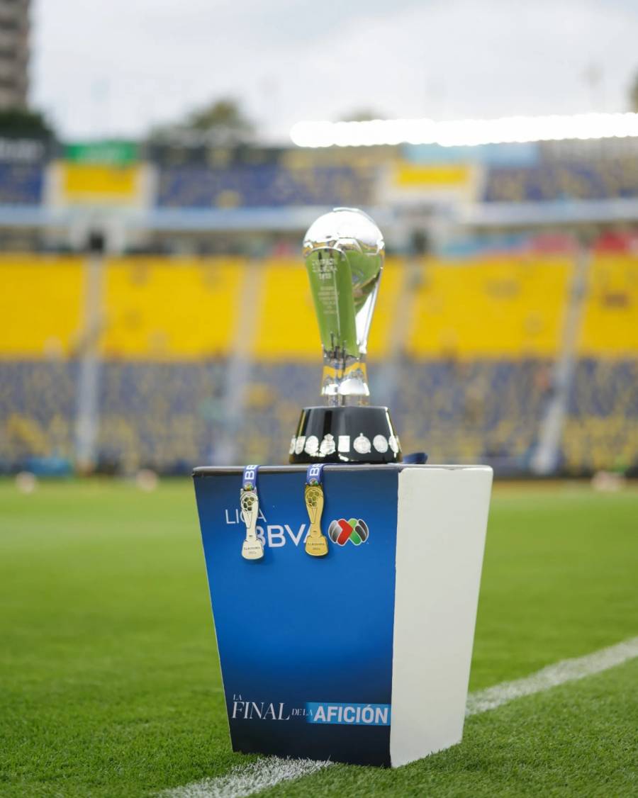 Artesanos de Teotihuac&aacute;n tallan trofeo para final del f&uacute;tbol mexicano