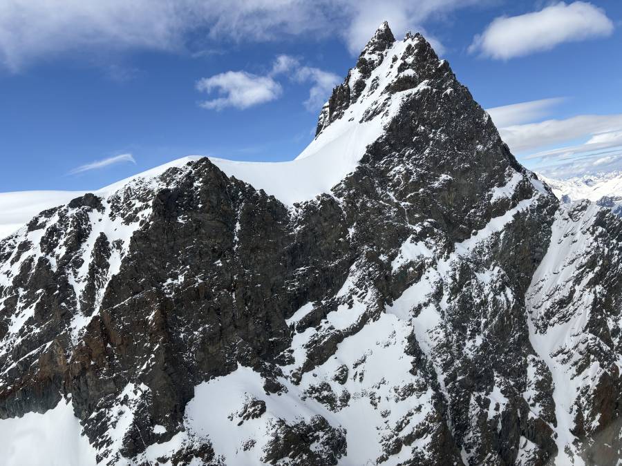 Hallan cinco muertos en montaña suiza probablemente afectada por una avalancha: policía